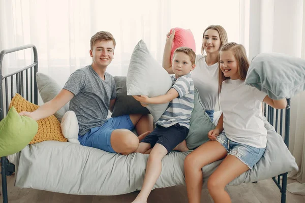 Piękna rodzina baw się dobrze w domu — Zdjęcie stockowe