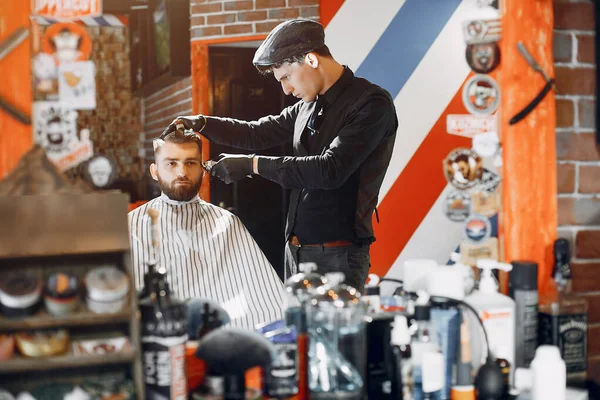 Elegante hombre sentado en una barbería — Foto de Stock