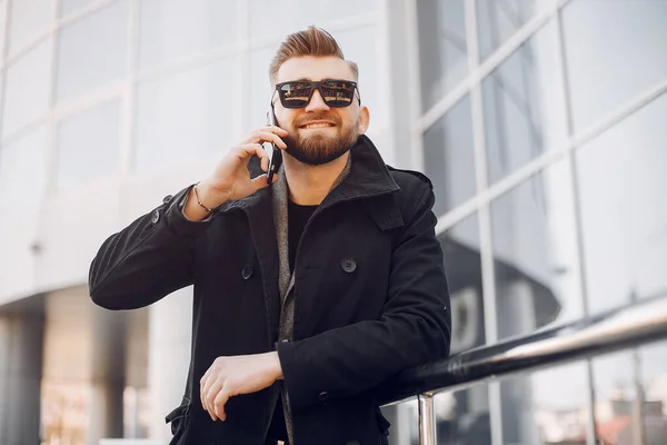 Guapo argentino en una ciudad de verano — Foto de Stock