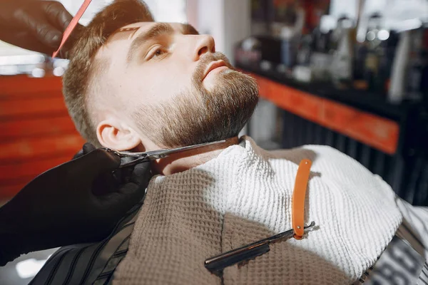 Elegante hombre sentado en una barbería — Foto de Stock