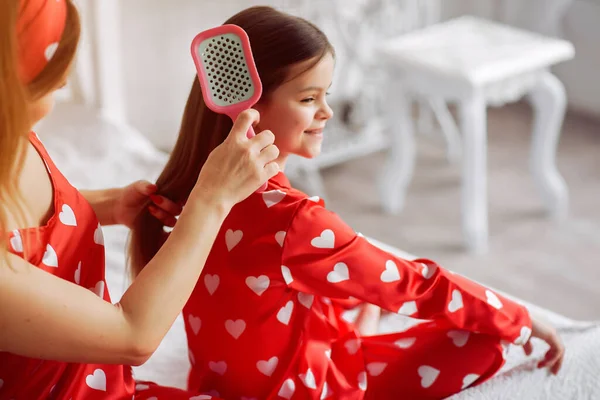 Schattige moeder en dochter thuis in een pyjama — Stockfoto