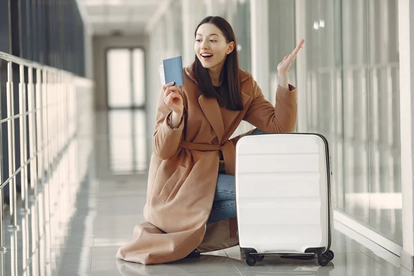 Mujer con maleta en el aeropuerto — Foto de Stock