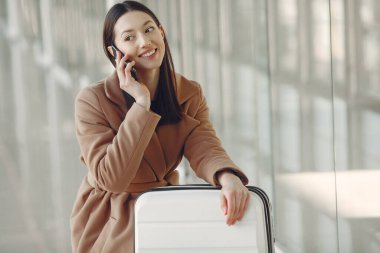 Havaalanında bavullu bir kadın var.