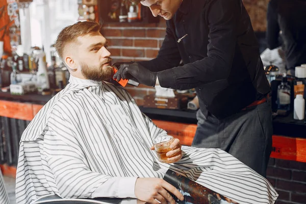 Hombre elegante sentado en una barbería