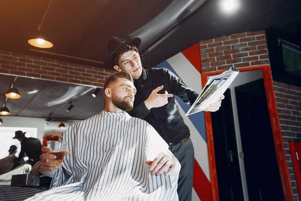 Homem elegante sentado em uma barbearia — Fotografia de Stock