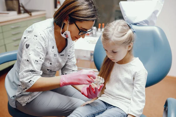 Ładna dziewczynka siedzi w biurze Dentyści — Zdjęcie stockowe