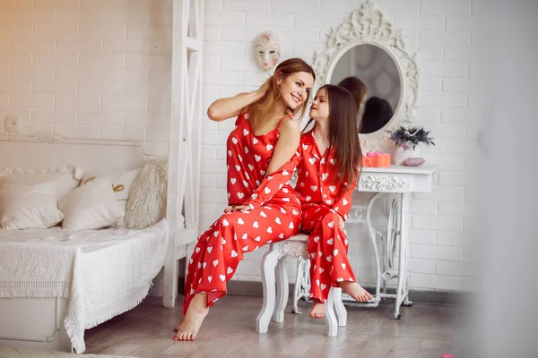 Aranyos anya és lánya otthon pizsama — Stock Fotó