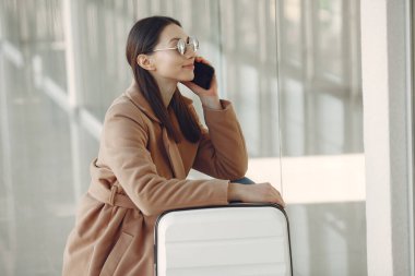 Havaalanında bavullu bir kadın var.