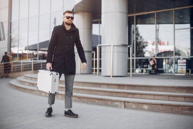 Bir yaz şehirde yakışıklı businesman