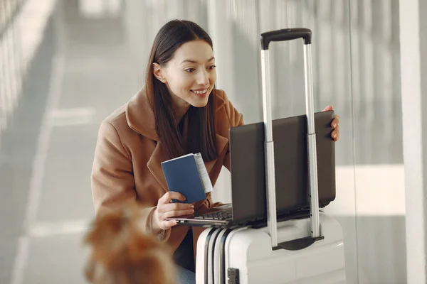 Frau mit Koffer am Flughafen — Stockfoto