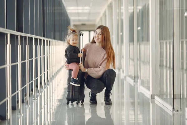 Anne ve kızı havaalanında.