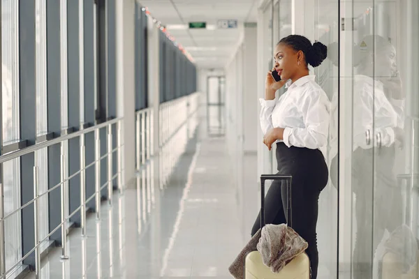 Mulher negra com mala no aeroporto — Fotografia de Stock