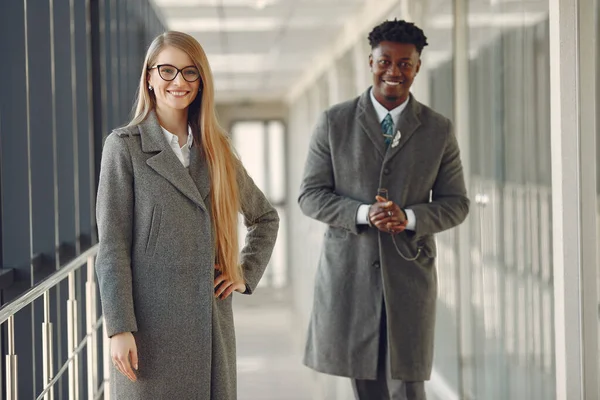 Affärsman med sin partner på ett kontor — Stockfoto