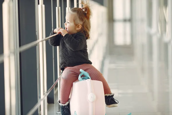 Κοριτσάκι με βαλίτσα στο αεροδρόμιο. — Φωτογραφία Αρχείου