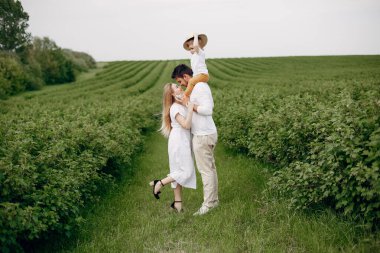 Yaz tarlasında oynayan sevimli bir aile.