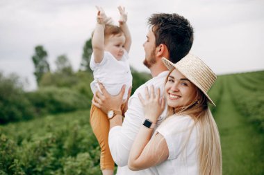 Yaz tarlasında oynayan sevimli bir aile.