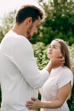 Güzel bir çift yaz tarlasında vakit geçirir.