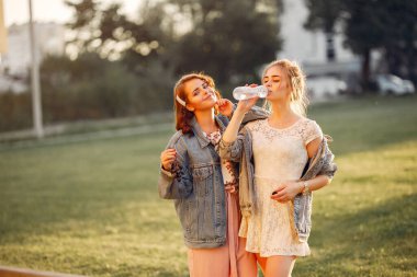 Yaz parkında zarif ve şık kızlar.