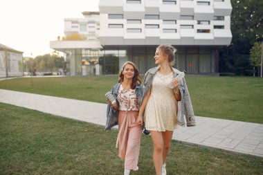 Yaz parkında zarif ve şık kızlar.