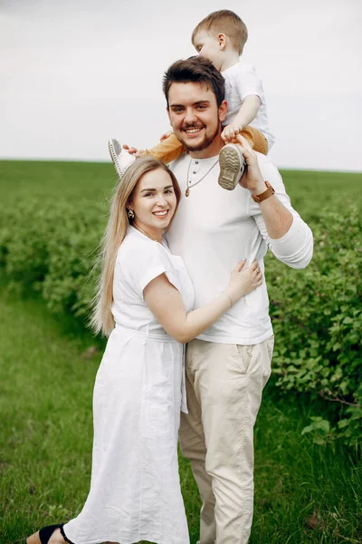 Yaz tarlasında oynayan sevimli bir aile.