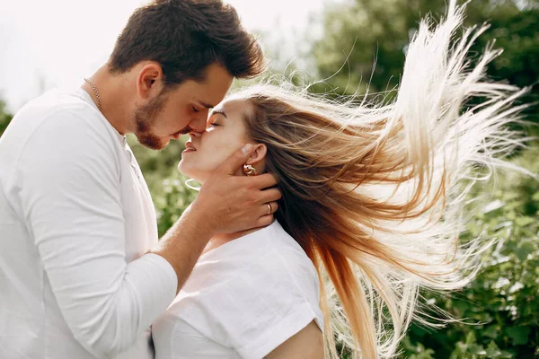 Hermosa pareja pasar tiempo en un campo de verano — Foto de Stock