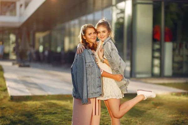 Ragazze eleganti ed eleganti in un parco estivo — Foto Stock