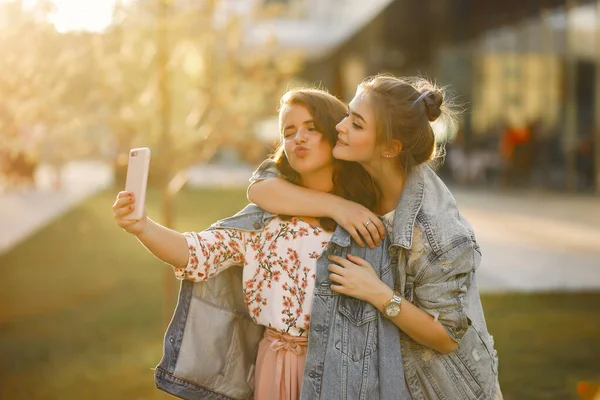 Filles élégantes et élégantes dans un parc d'été — Photo