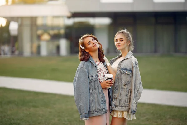 Eleganta och eleganta tjejer i en sommarpark — Stockfoto