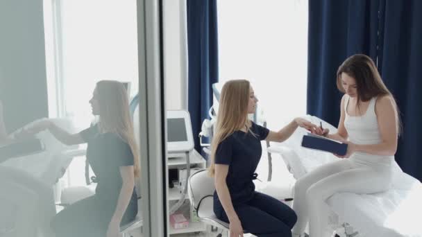 Questionnaire rempli par le patient avant la procédure dans le salon de beauté — Video