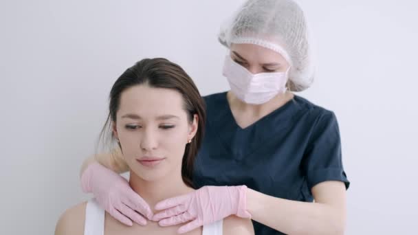 Masseur em luvas cor-de-rosa massagens mulheres pescoço no spa — Vídeo de Stock