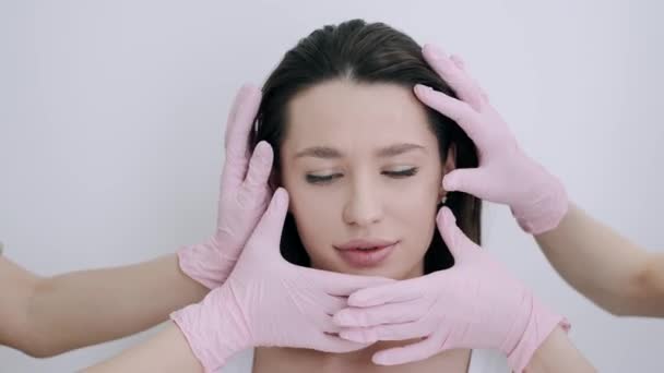 Porträtt av kvinna med ansiktsmassage i skönhetssalong — Stockvideo