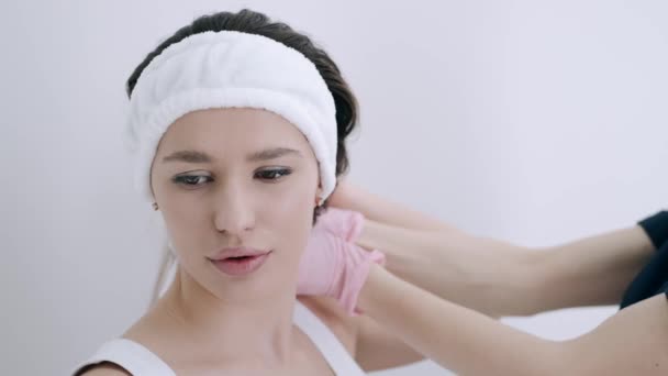 Portrait of young girl in white hoop in beauty salon. — Stock Video