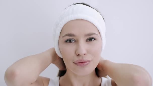 Портрет молодой девушки в белом обруче в салоне красоты . — стоковое видео