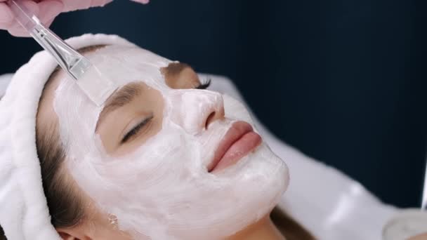 Närbild av kvinna ansikte med mask samtidigt som förfarandet — Stockvideo