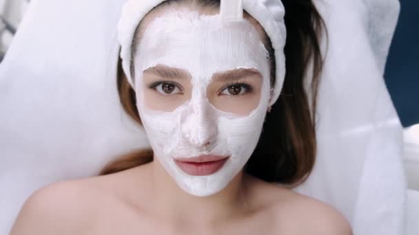Крупный план лица женщины с маской во время процедуры — стоковое видео