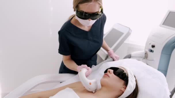 Oříznutý pohled na ženu v černých brýlích s procedurou — Stock video