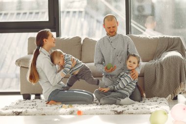 Güzel bir aile yatak odasında vakit geçirir.
