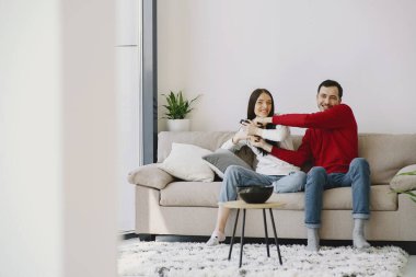 Evde video oyunu oynayan bir çift