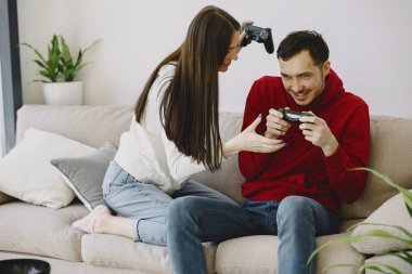 Evde video oyunu oynayan bir çift