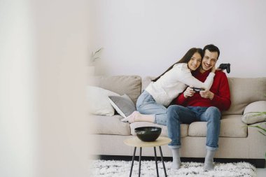 Evde video oyunu oynayan bir çift