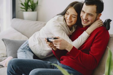 Evde video oyunu oynayan bir çift