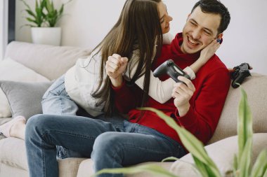 Evde video oyunu oynayan bir çift