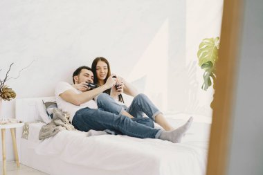 Evde video oyunu oynayan bir çift