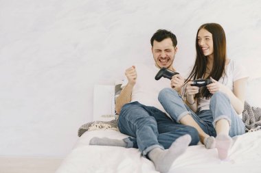 Evde video oyunu oynayan bir çift