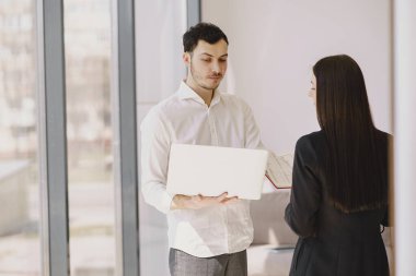 Ortağıyla bir ofiste çalışan bir iş adamı.