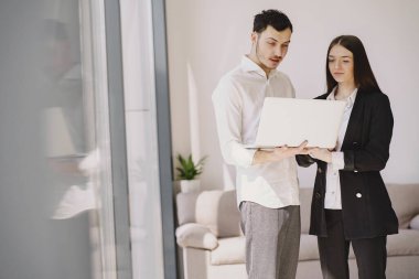 Ortağıyla bir ofiste çalışan bir iş adamı.