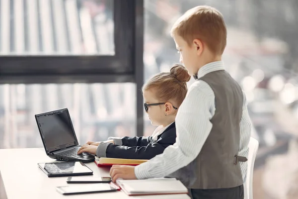 Dzieci w biurze z laptopem — Zdjęcie stockowe
