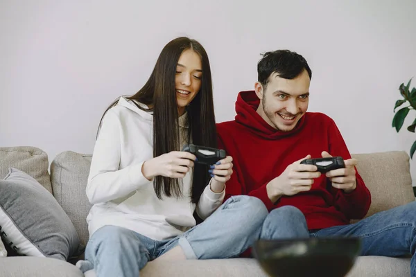 Coppia a casa a giocare in un videogioco — Foto Stock