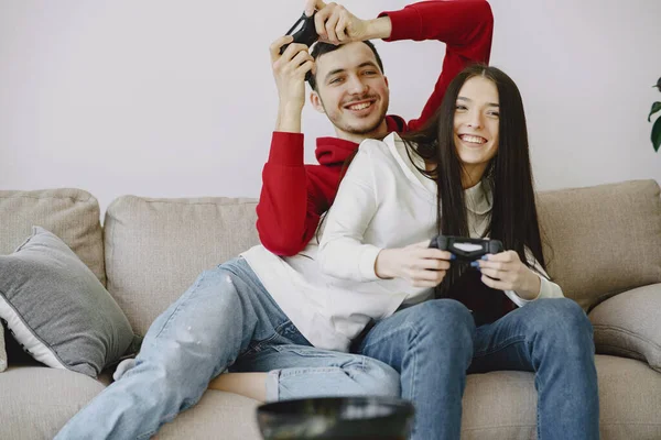 Paar zu Hause spielt in einem Videospiel — Stockfoto