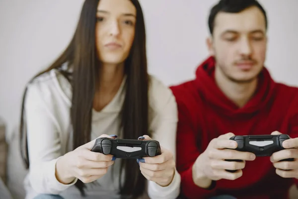 Пара дома, играющая в видеоигры — стоковое фото